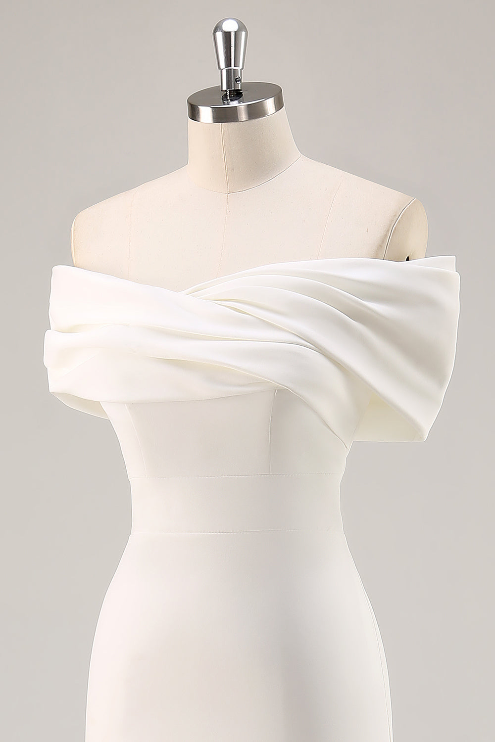 Robe de bal de fin d'année asymétrique en satin mat fourreau blanc à épaules dénudées