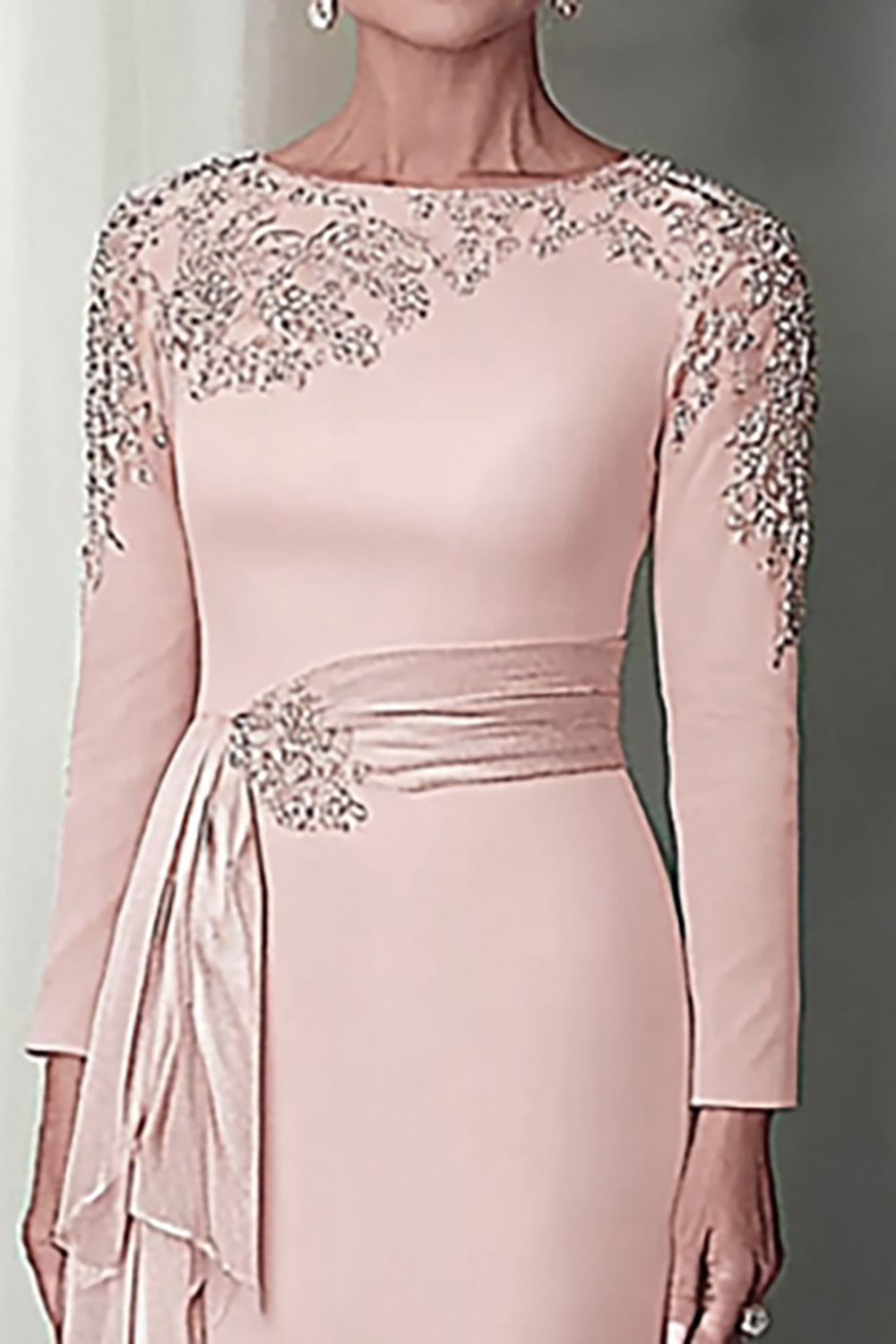 Robe fourreau en dentelle rose poudré avec manches longues pour la mère de la mariée