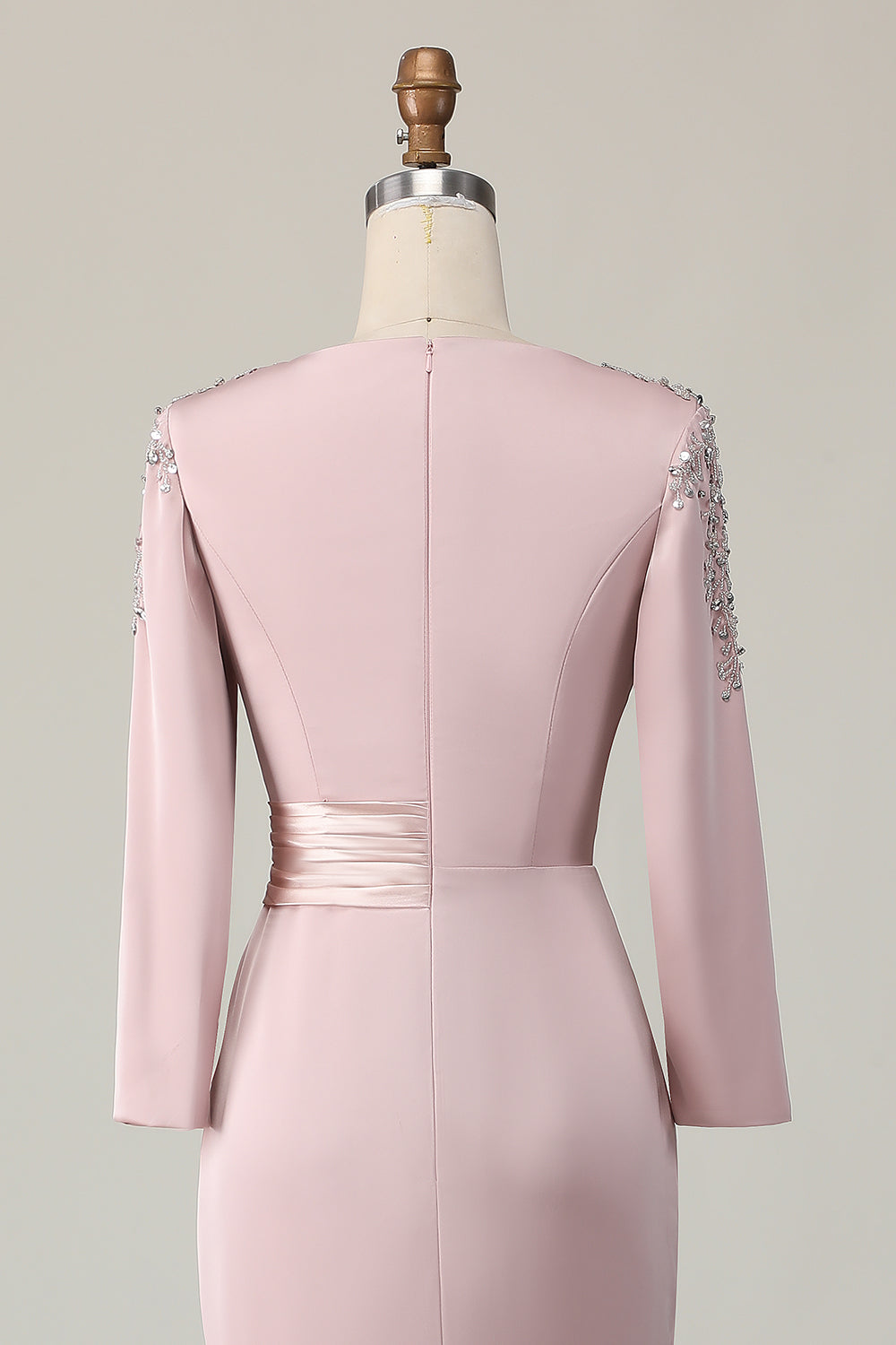 Robe fourreau en dentelle rose poudré avec manches longues pour la mère de la mariée