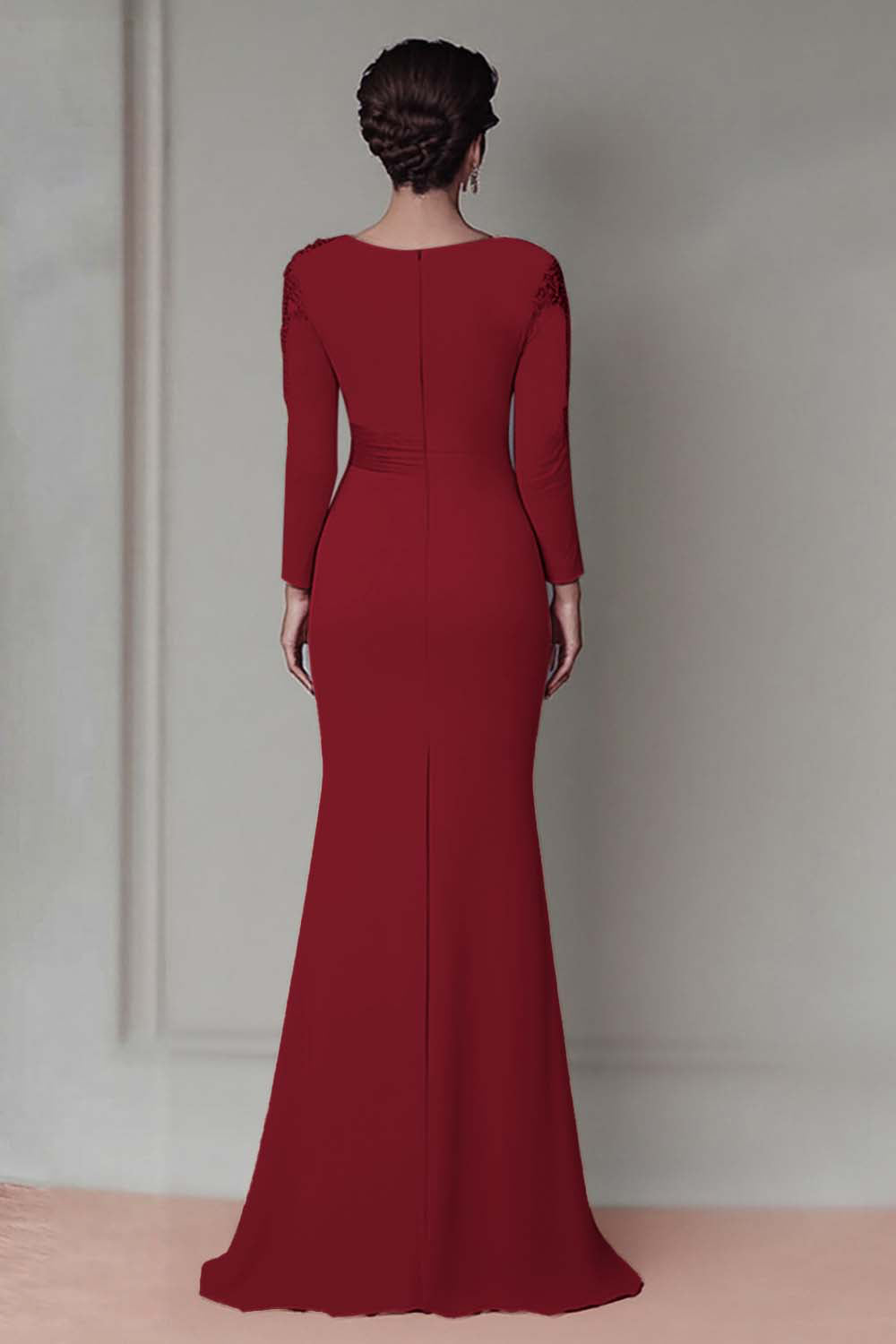 Robe fourreau en dentelle rose poudré avec manches longues pour la mère de la mariée