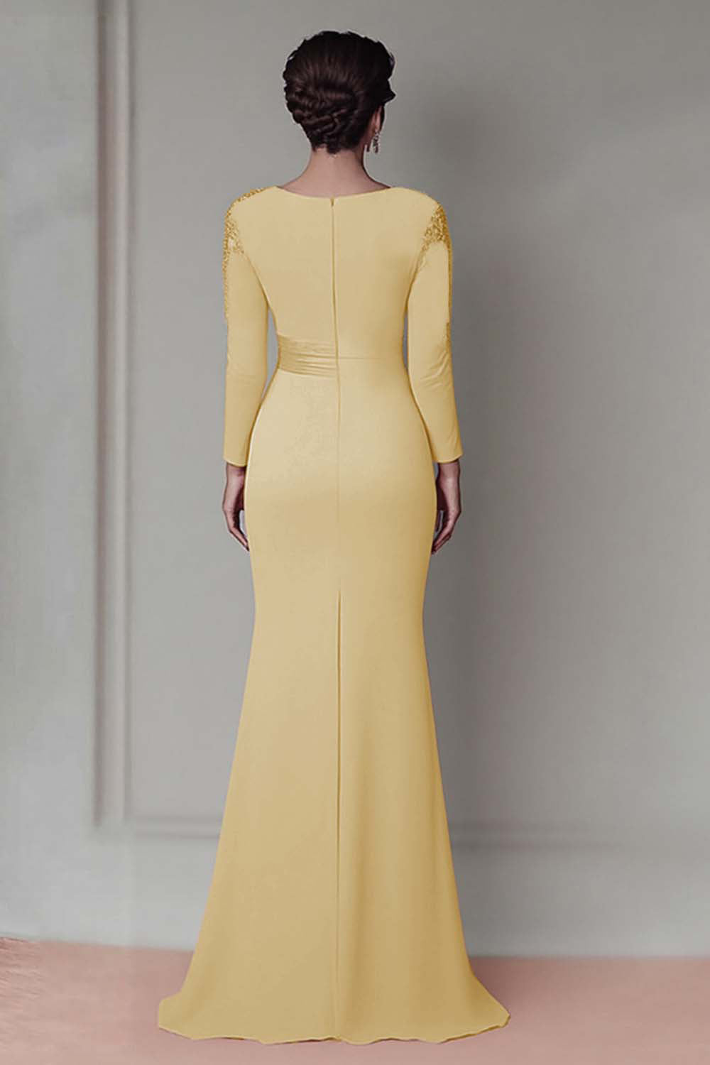 Robe fourreau en dentelle rose poudré avec manches longues pour la mère de la mariée