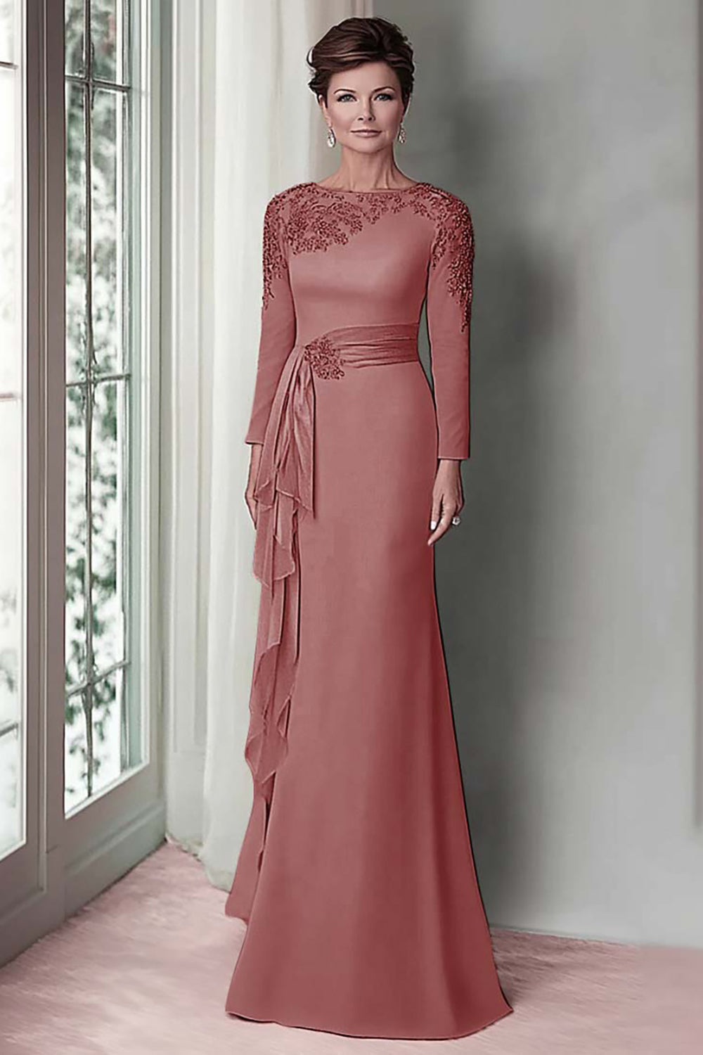 Robe fourreau en dentelle rose poudré avec manches longues pour la mère de la mariée