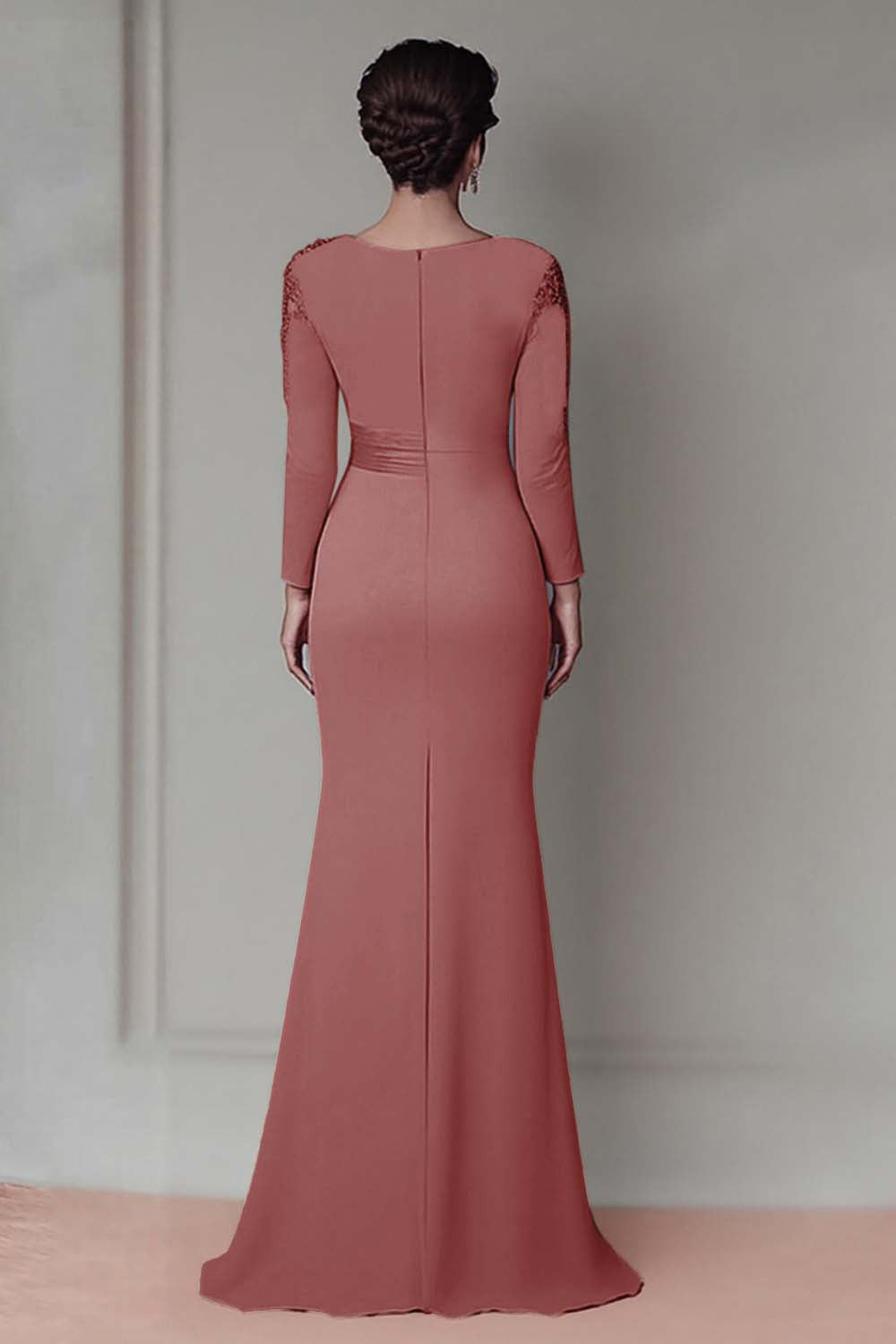 Robe fourreau en dentelle rose poudré avec manches longues pour la mère de la mariée