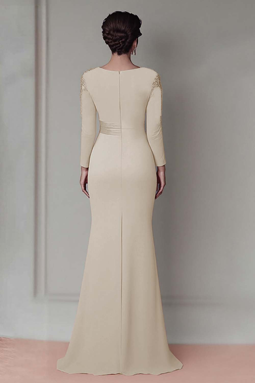 Robe fourreau en dentelle rose poudré avec manches longues pour la mère de la mariée