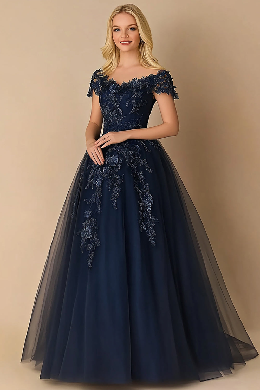 Robe longue de mère de la mariée en tulle bleu marine col V coupe trapèze avec manches courtes et cravate noire