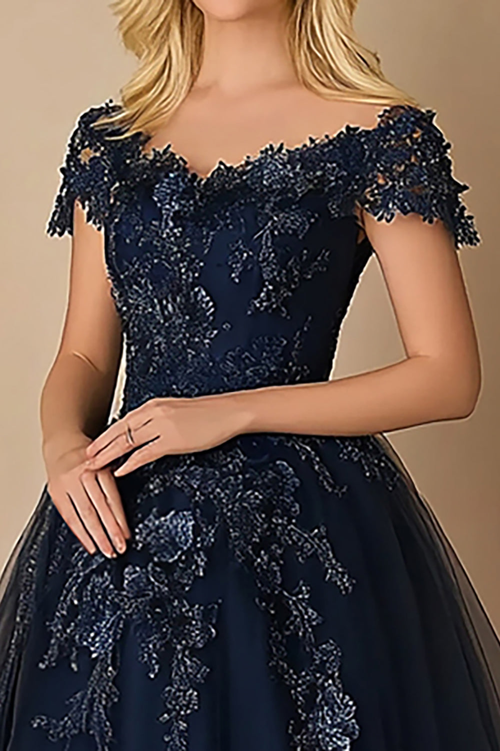 Robe longue de mère de la mariée en tulle bleu marine col V coupe trapèze avec manches courtes et cravate noire