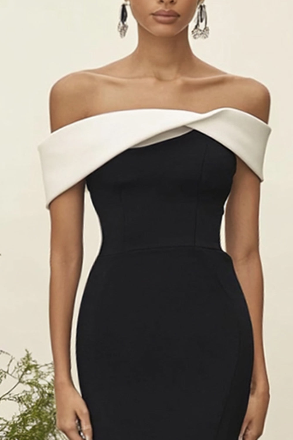 Robe de soirée fourreau noir mat satiné contrastant à épaules dénudées