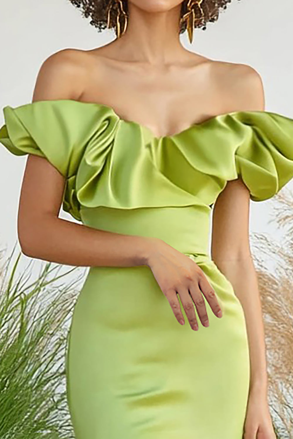 Robe de soirée longue sirène en satin vert citron, épaules dénudées