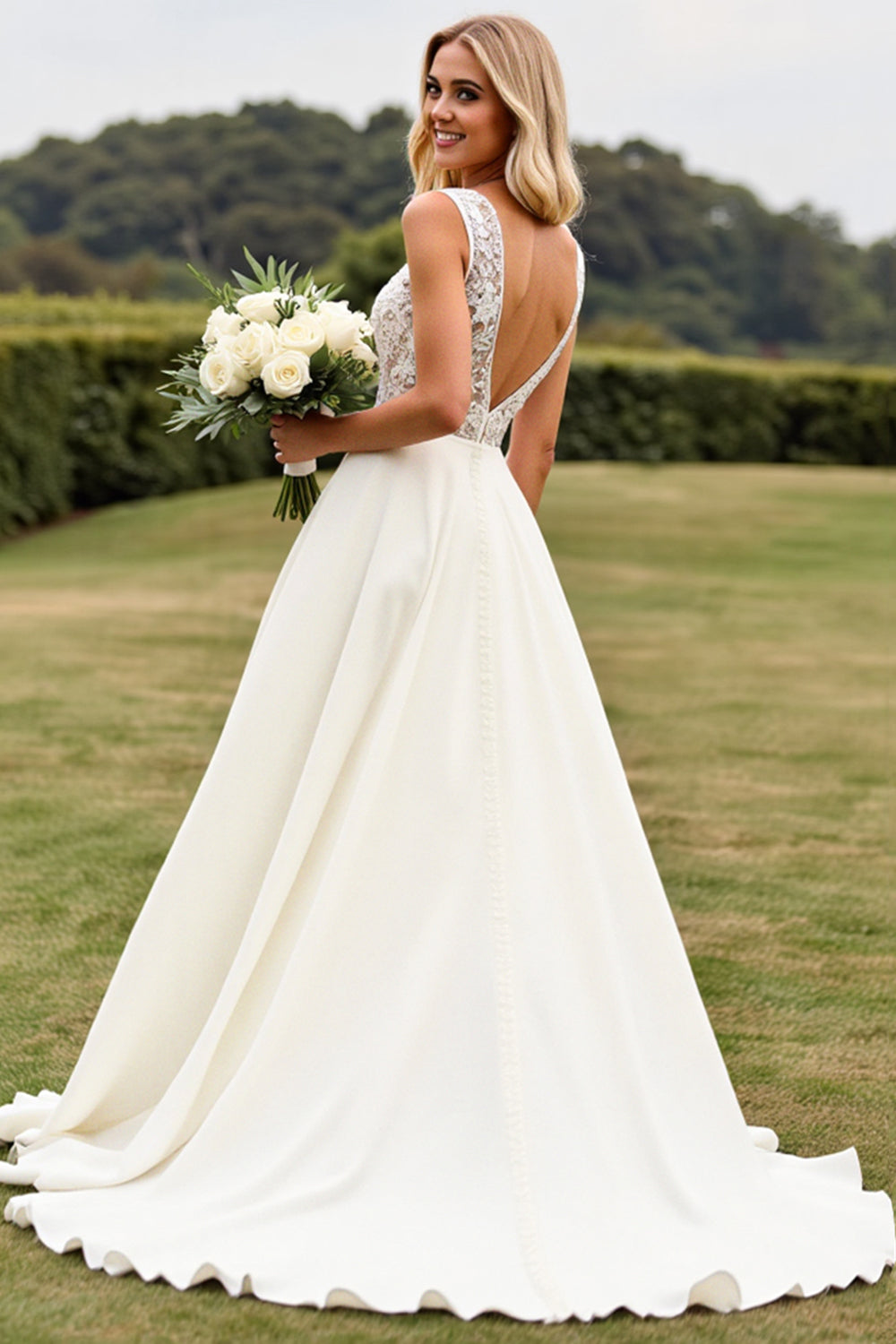 Robe de mariée ivoire évasée en dentelle avec décolleté en V et fente