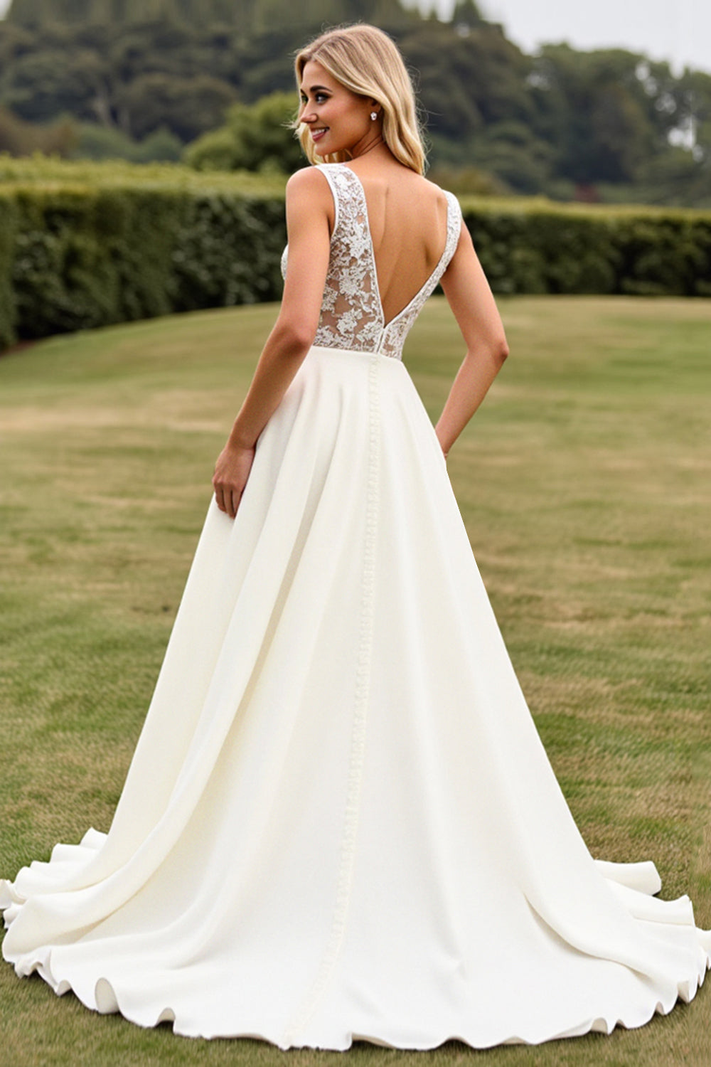Robe de mariée ivoire évasée en dentelle avec décolleté en V et fente