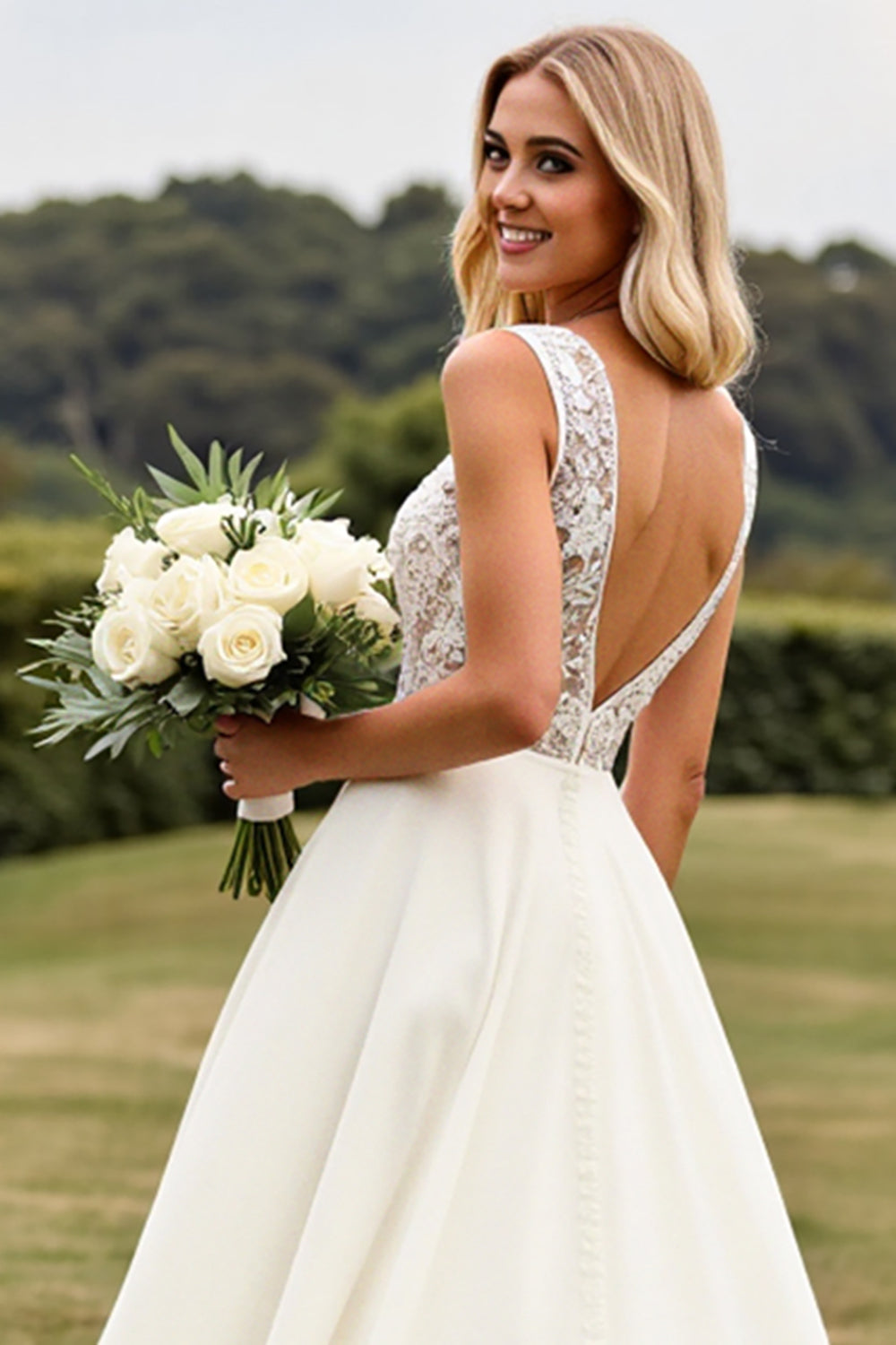 Robe de mariée ivoire évasée en dentelle avec décolleté en V et fente