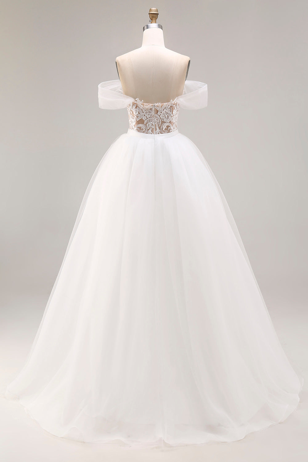 Vestido de novia largo de tul bordado color marfil sin hombros
