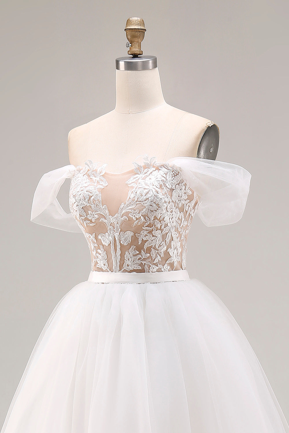 Vestido de novia largo de tul bordado color marfil sin hombros