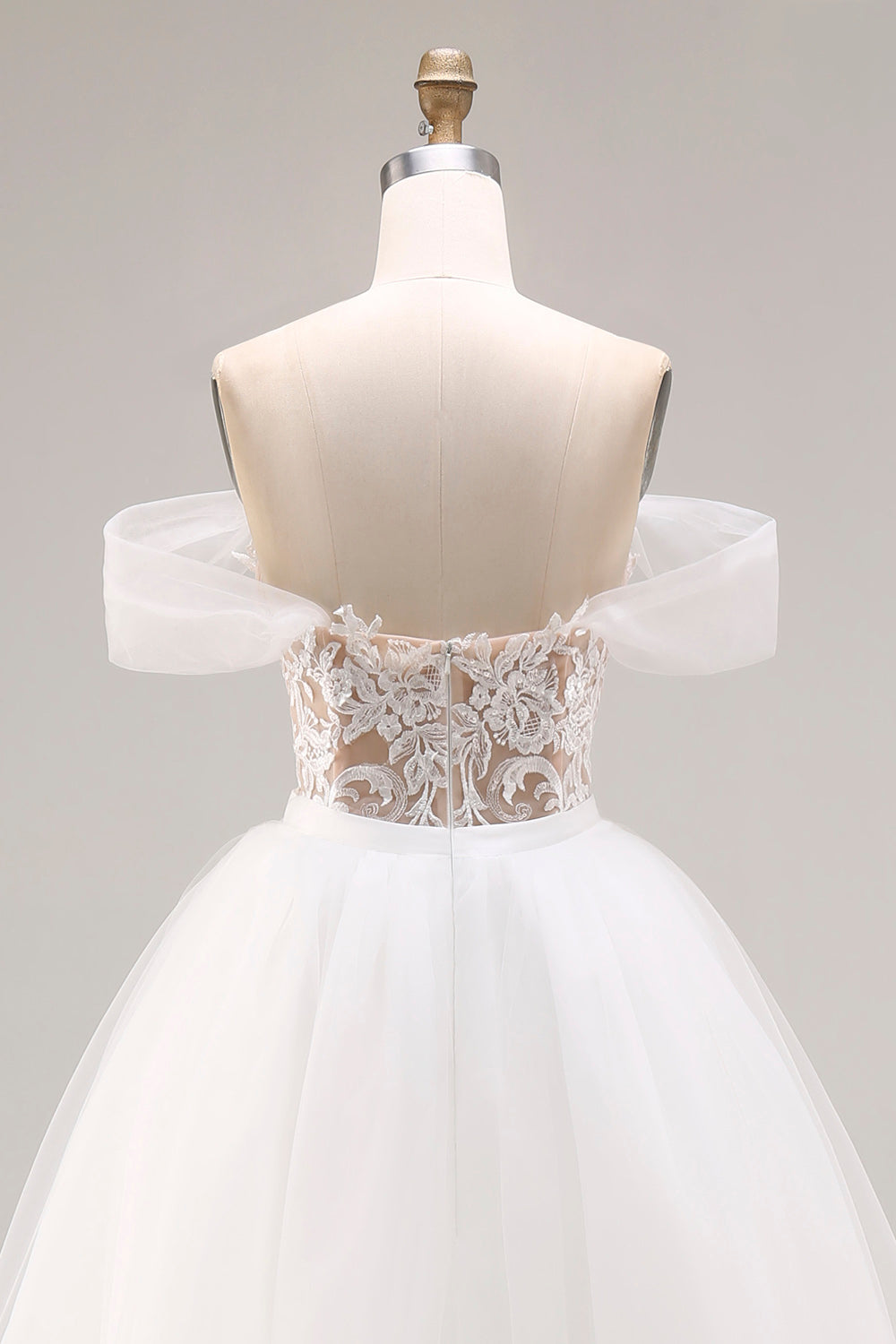 Vestido de novia largo de tul bordado color marfil sin hombros
