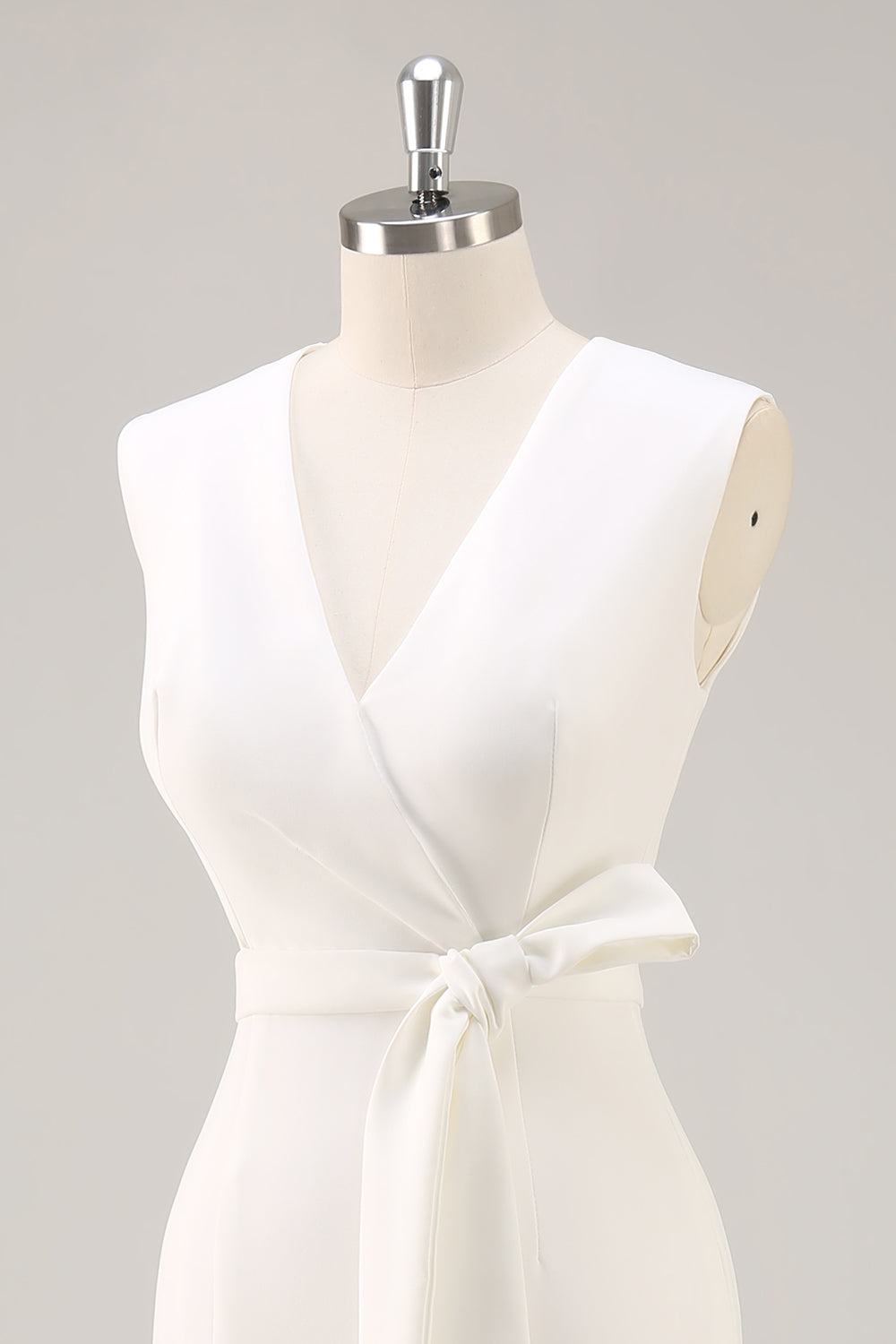 Fourreau en satin blanc avec décolleté en V et ceinture, longueur midi, robe de soirée