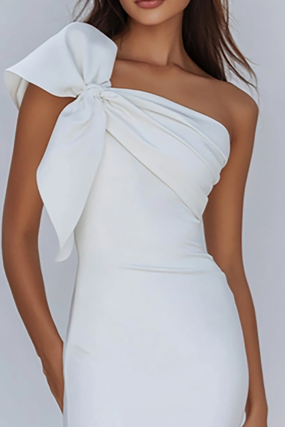 Robe de bal moulante blanche à nœud et à épaule unique
