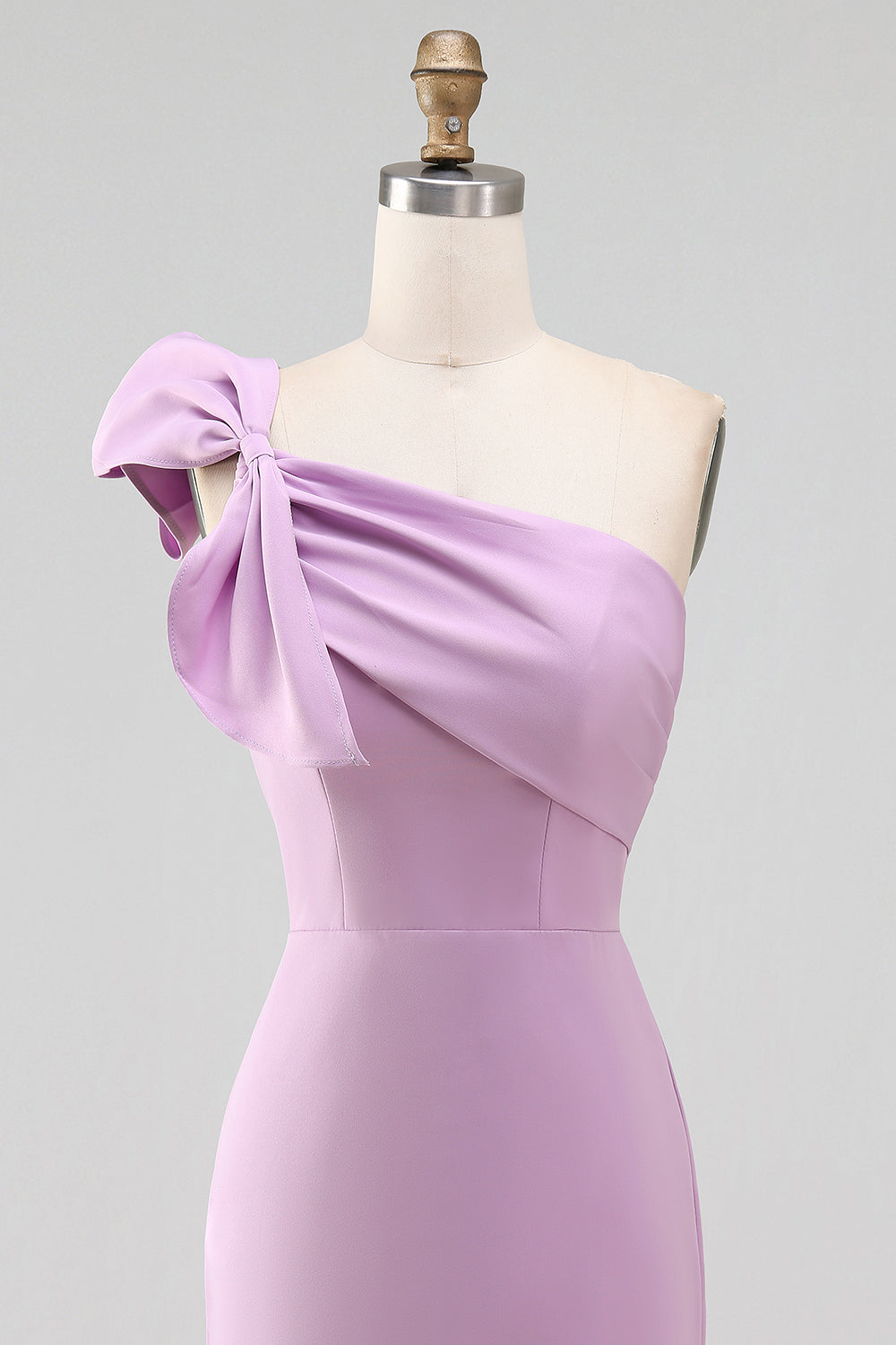 Robe de bal moulante blanche à nœud et à épaule unique