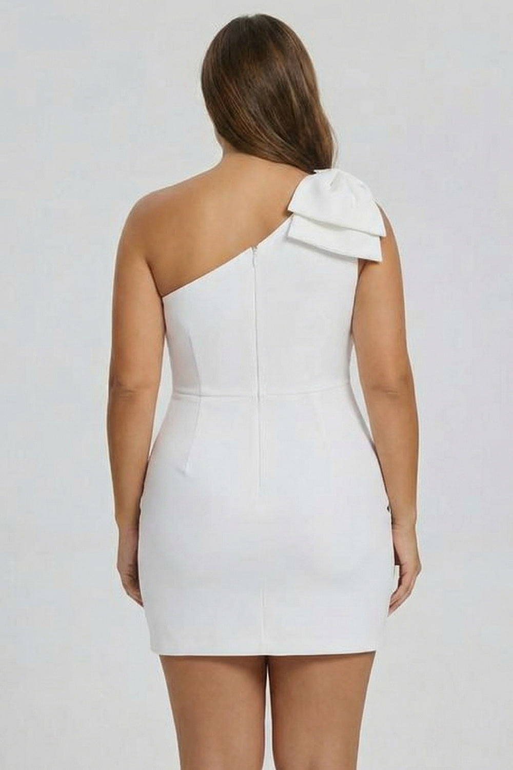 Robe de bal moulante blanche à nœud et à épaule unique
