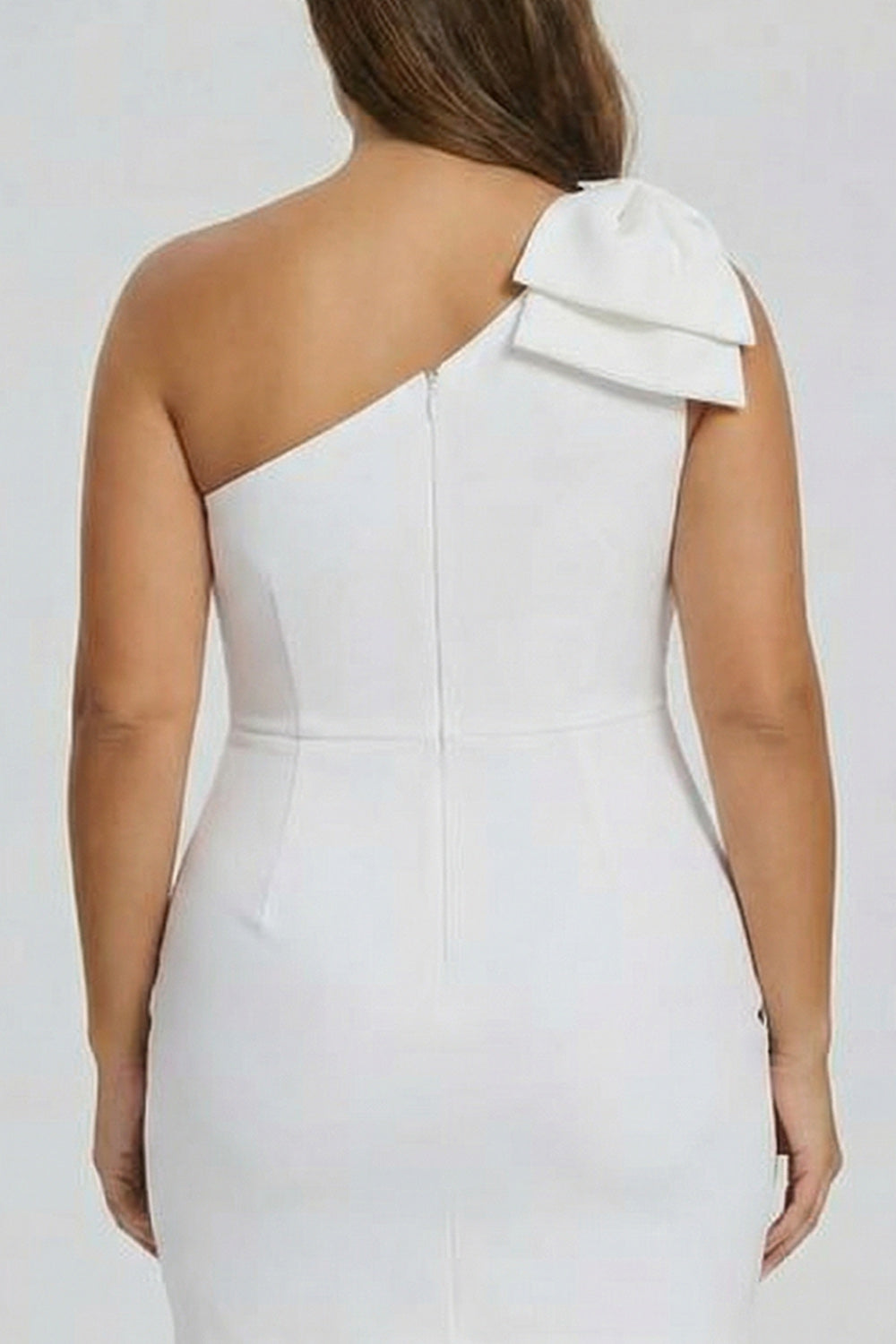 Robe de graduation blanche moulante grande taille avec nœud et une épaule