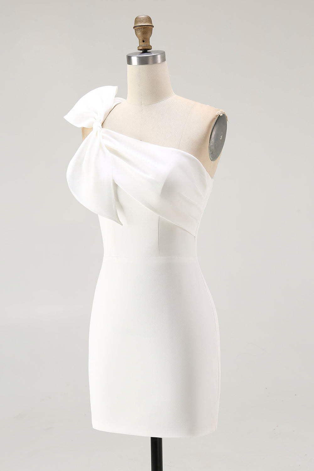 Robe de bal moulante blanche à nœud et à épaule unique