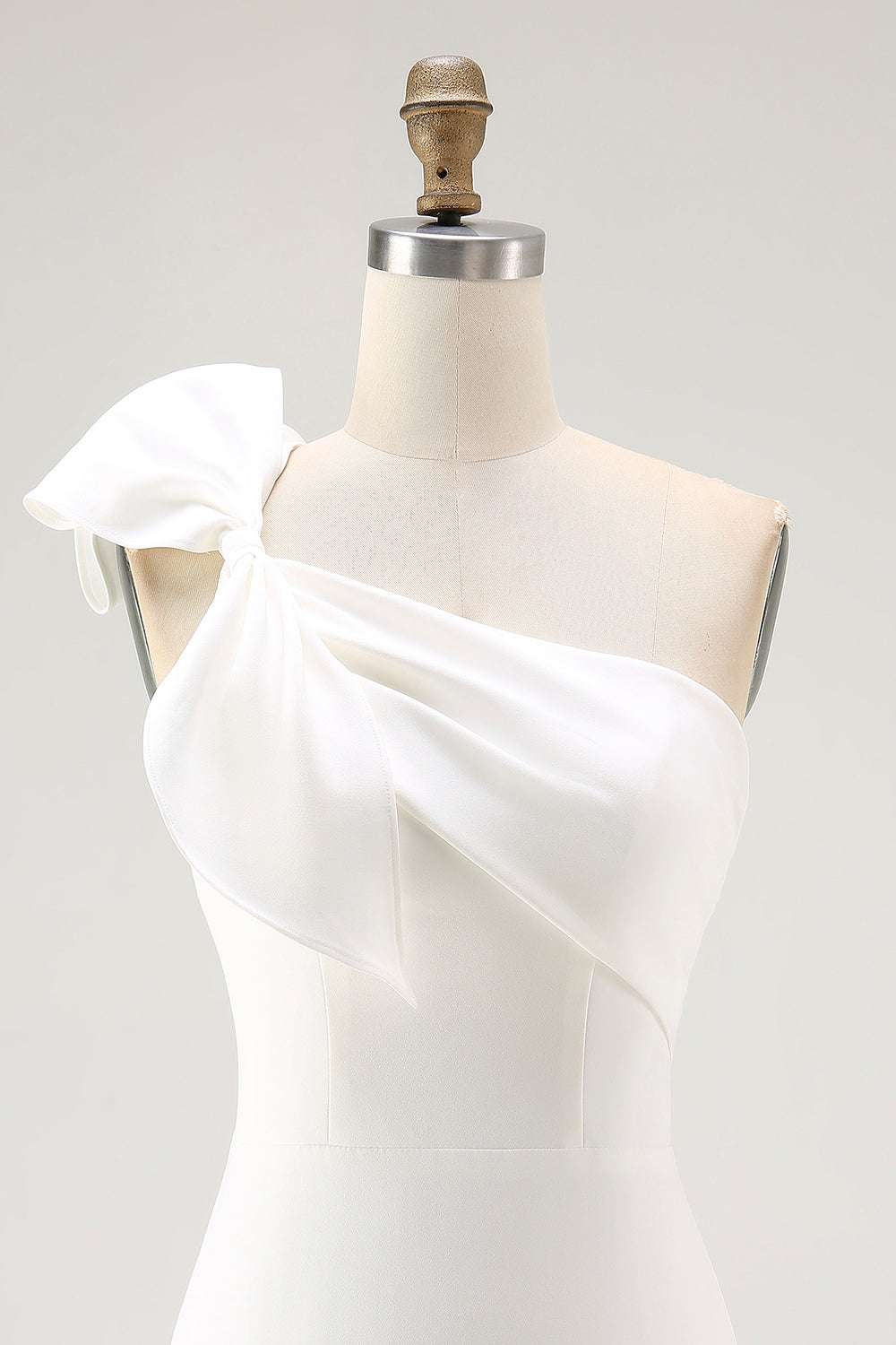 Robe de bal moulante blanche à nœud et à épaule unique