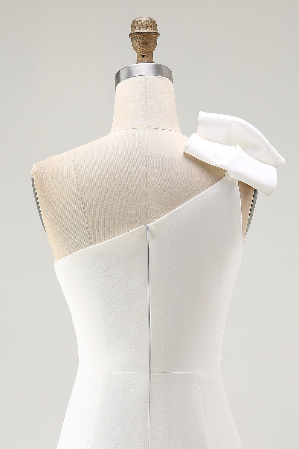 Robe de bal moulante blanche à nœud et à épaule unique
