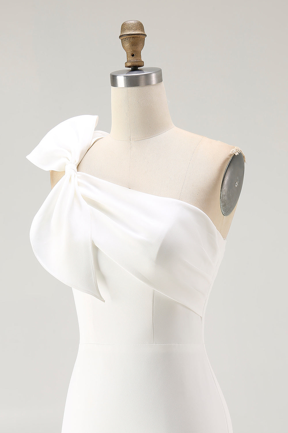 Robe de bal moulante blanche à nœud et à épaule unique