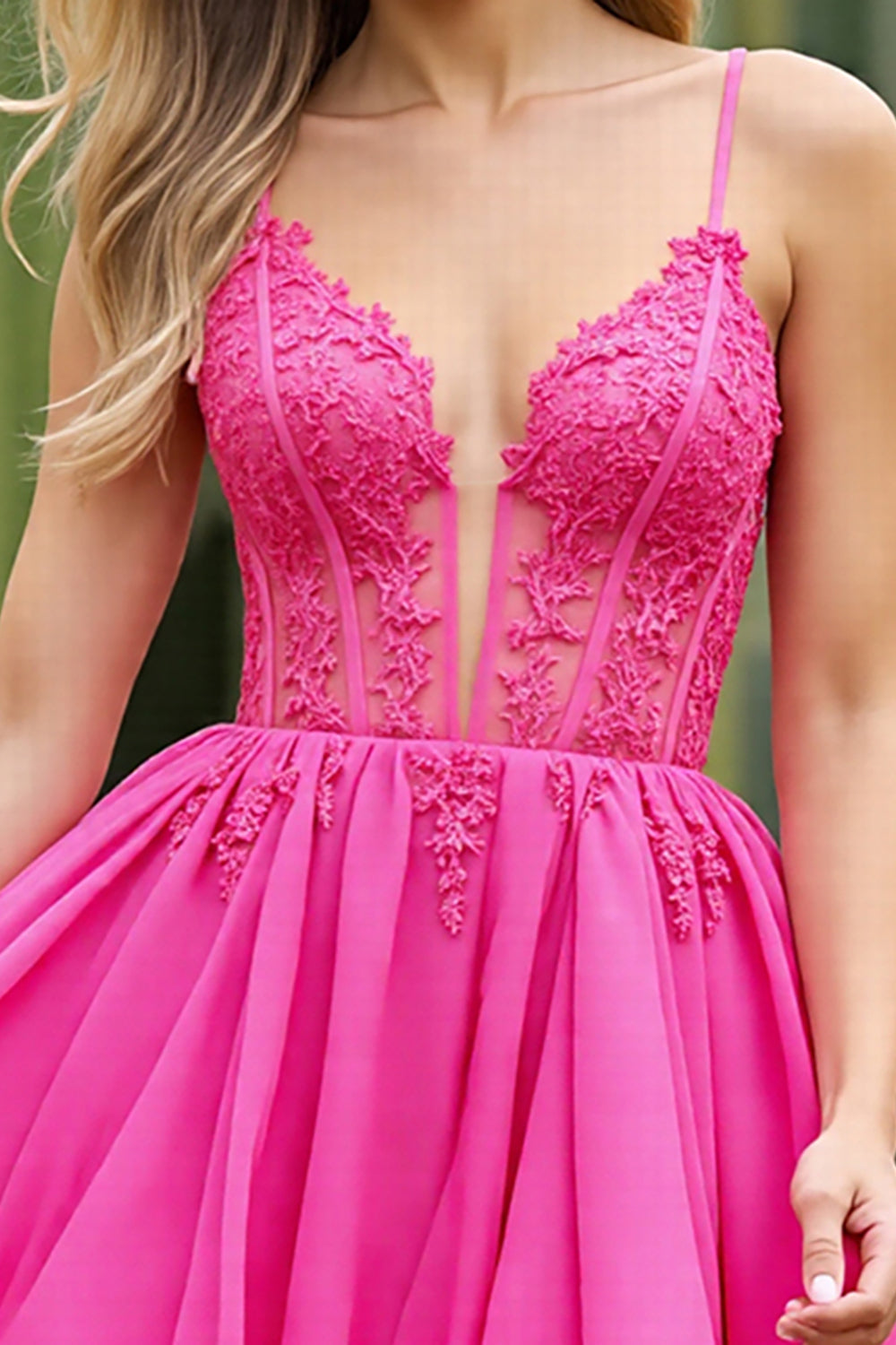 Robe de cocktail mini évasée fuchsia avec appliqués