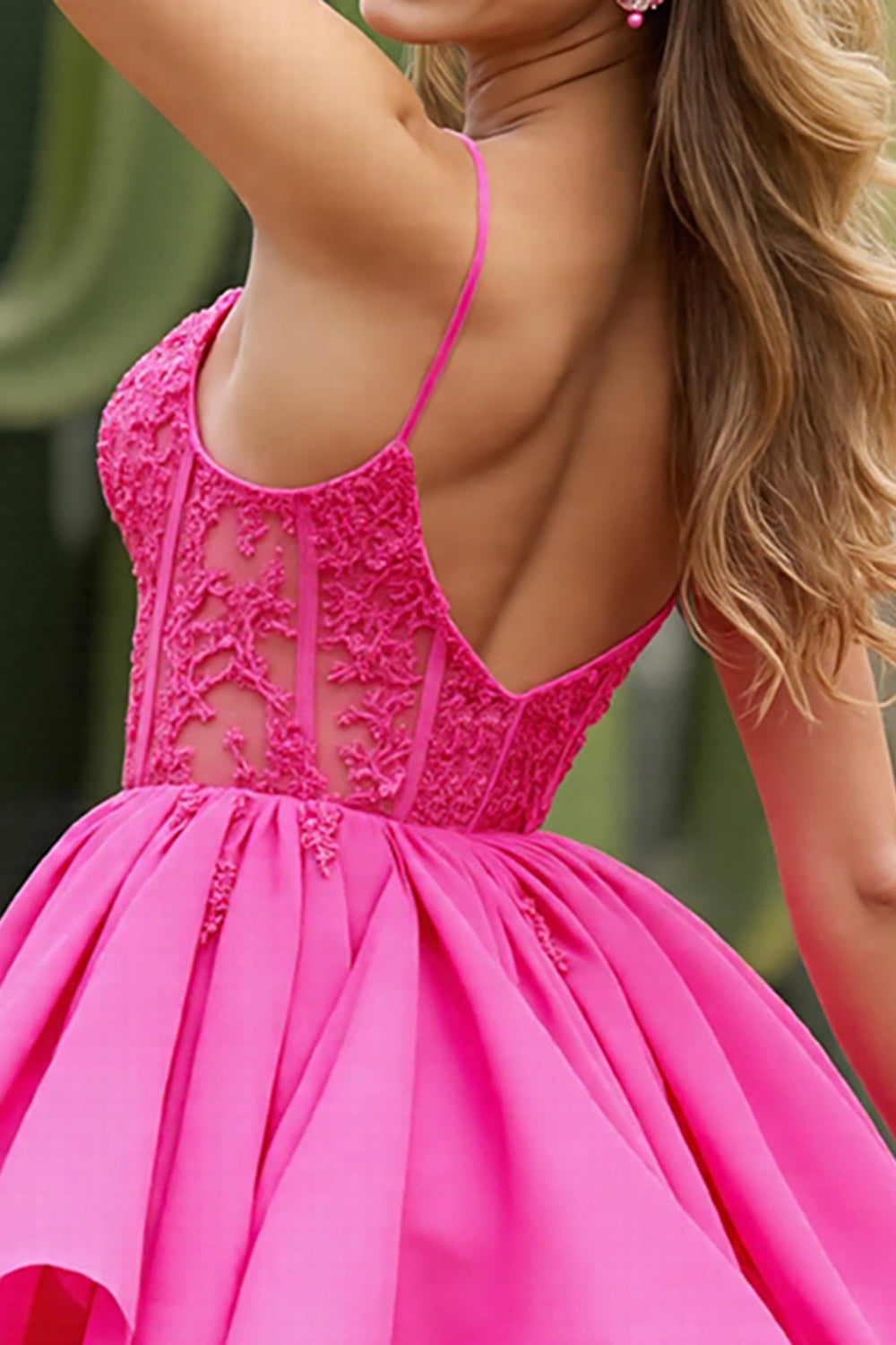 Robe de cocktail mini évasée fuchsia avec appliqués