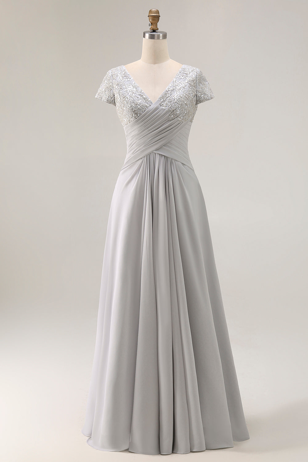 Robe de mère de la mariée coupe trapèze froncée, décolleté en V, couleur argent.