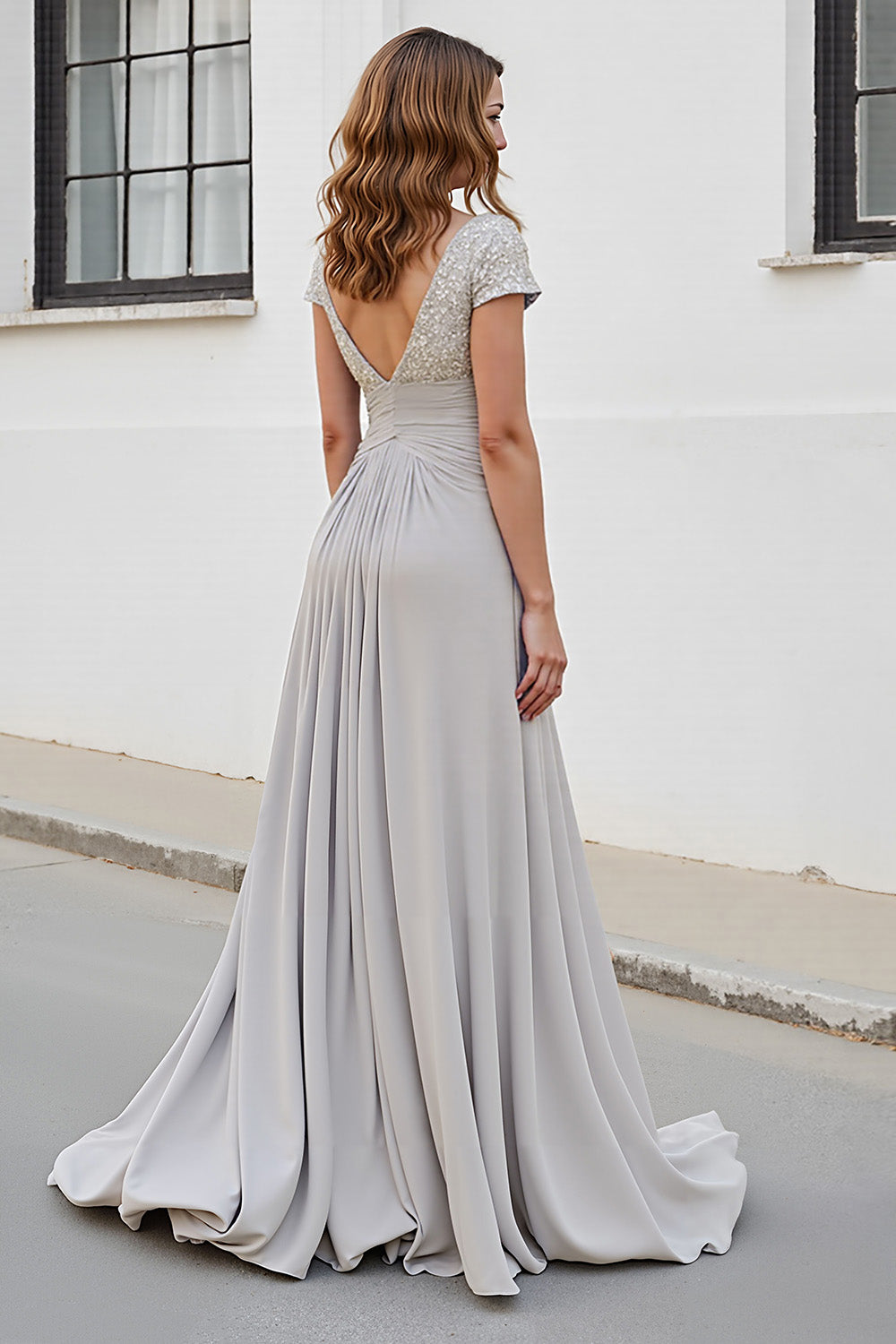 Robe de mère de la mariée coupe trapèze froncée, décolleté en V, couleur argent.
