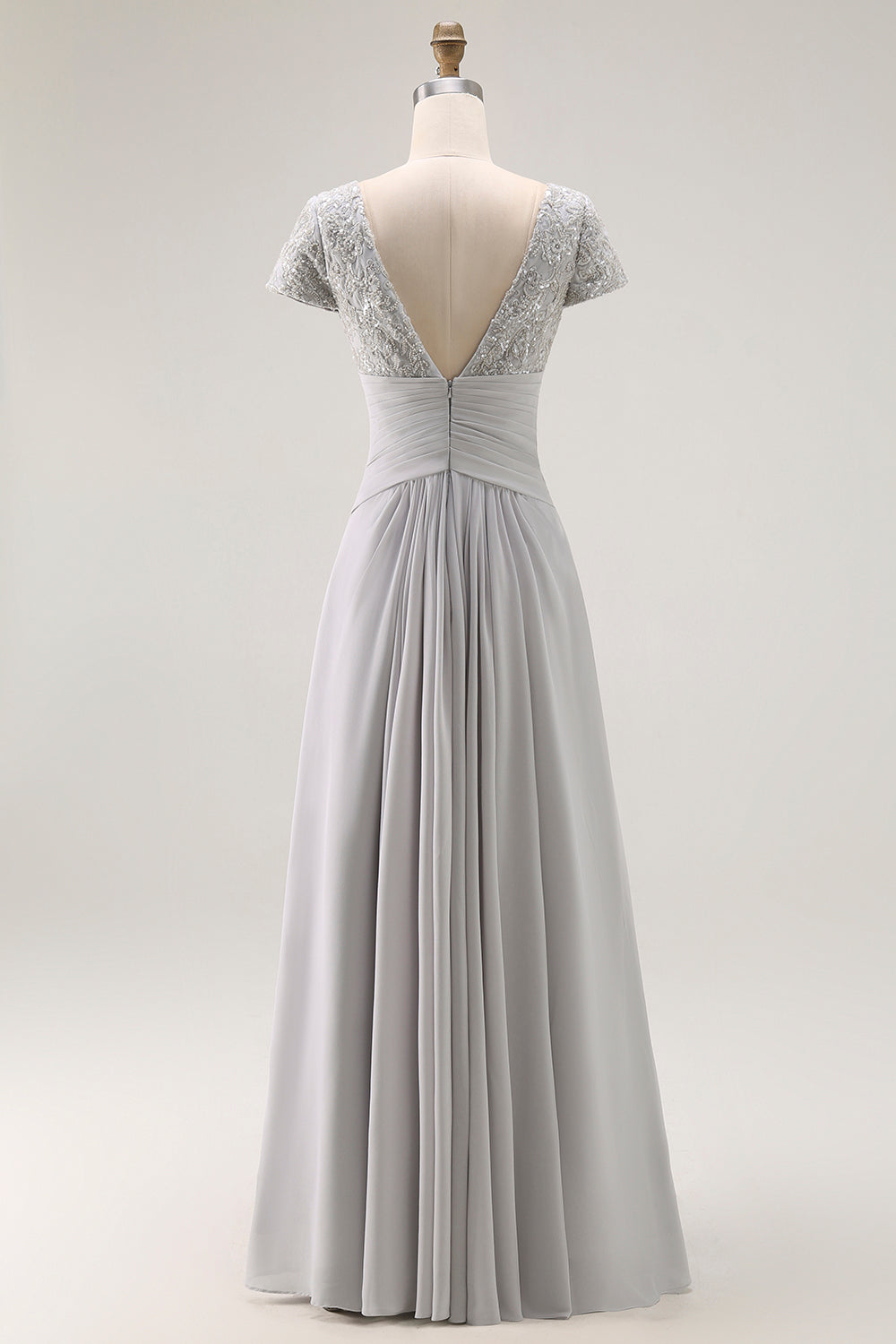 Robe de mère de la mariée coupe trapèze froncée, décolleté en V, couleur argent.