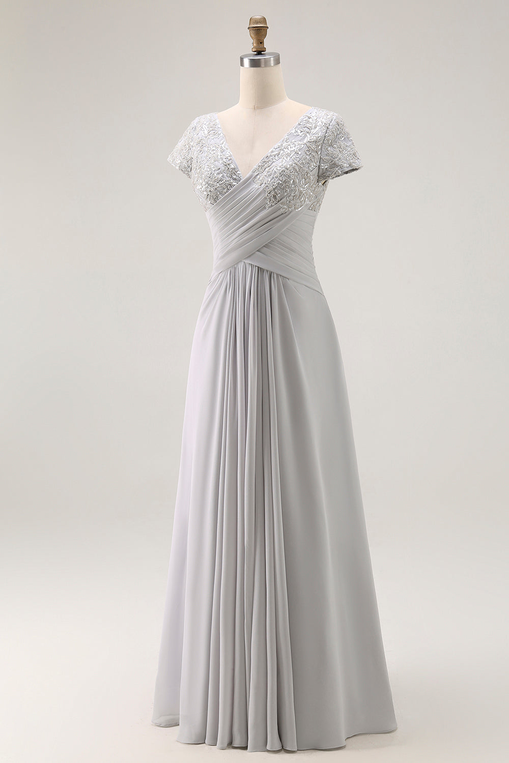 Robe de mère de la mariée coupe trapèze froncée, décolleté en V, couleur argent.