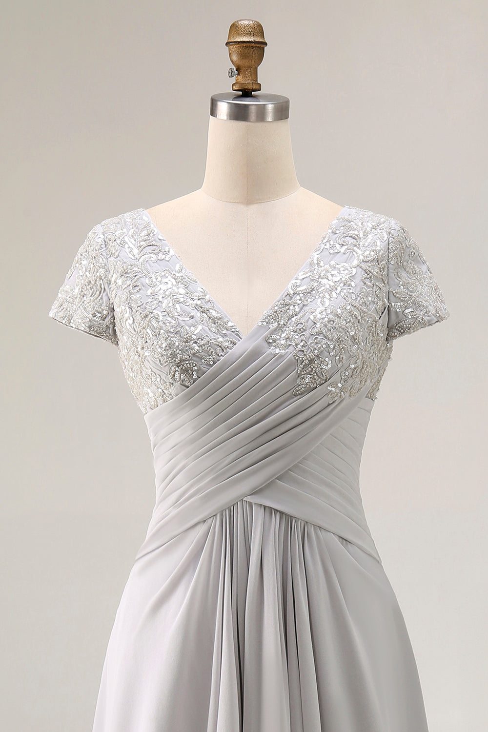 Robe de mère de la mariée coupe trapèze froncée, décolleté en V, couleur argent.