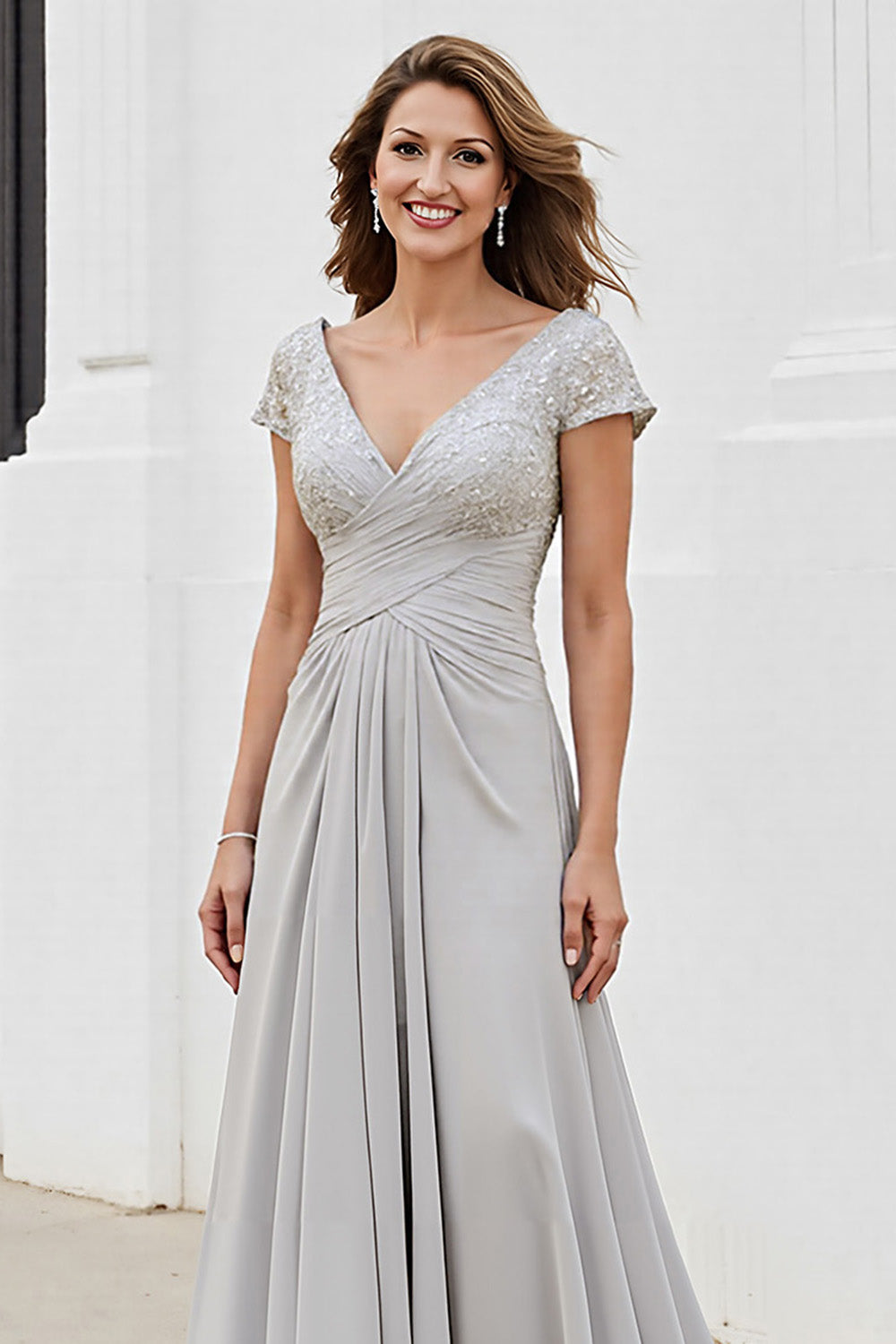 Robe de mère de la mariée coupe trapèze froncée, décolleté en V, couleur argent.