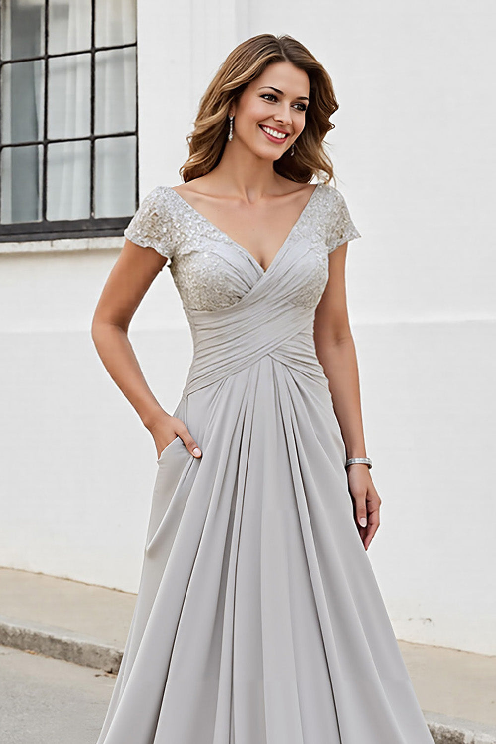 Robe de mère de la mariée coupe trapèze froncée, décolleté en V, couleur argent.