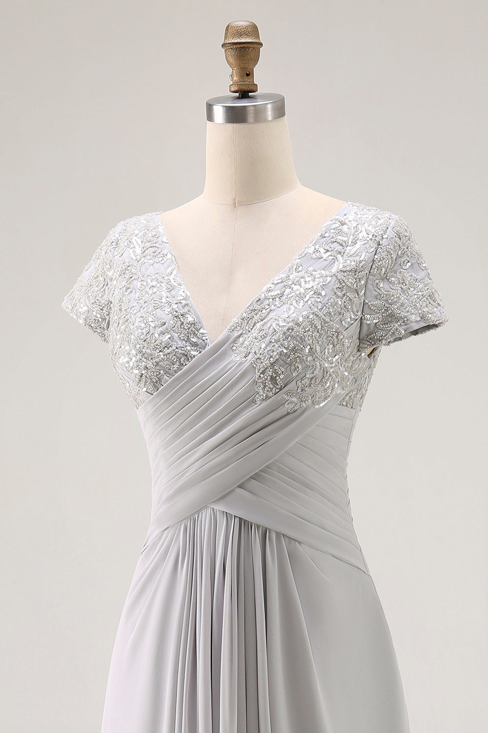 Robe de mère de la mariée coupe trapèze froncée, décolleté en V, couleur argent.