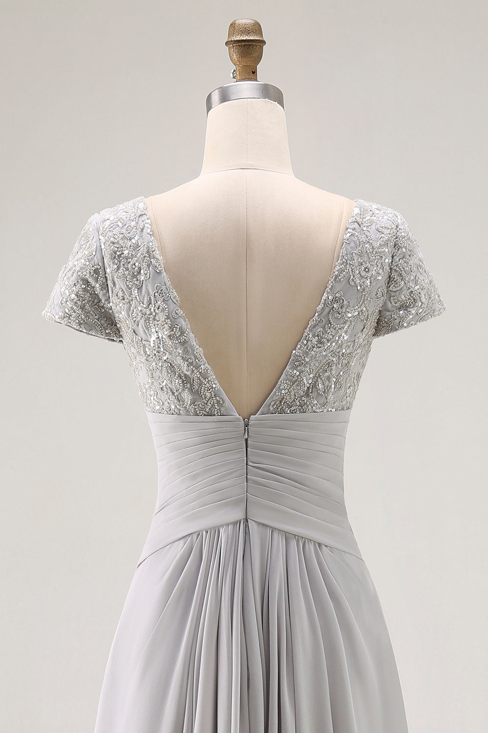 Robe de mère de la mariée coupe trapèze froncée, décolleté en V, couleur argent.