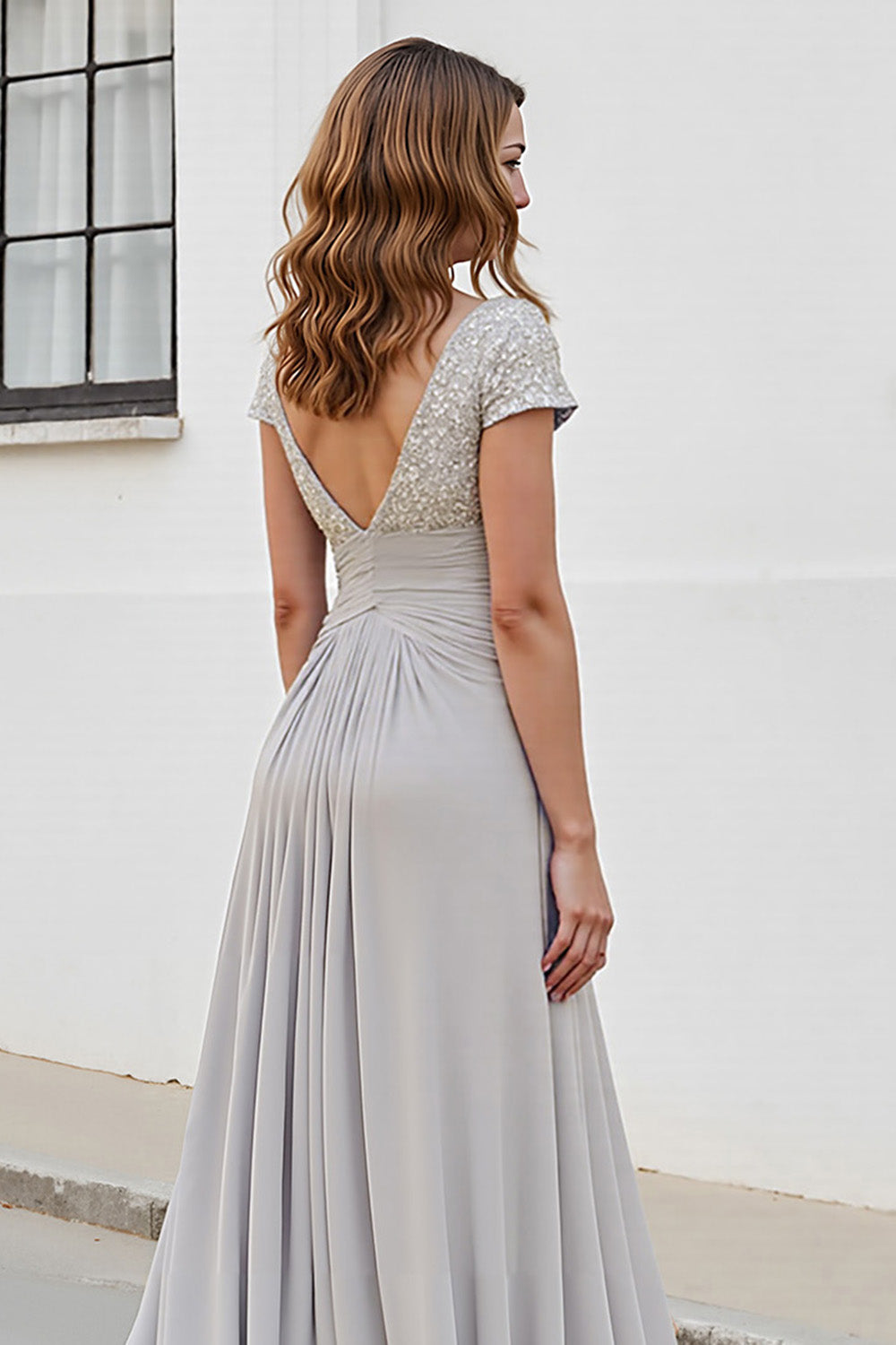 Robe de mère de la mariée coupe trapèze froncée, décolleté en V, couleur argent.