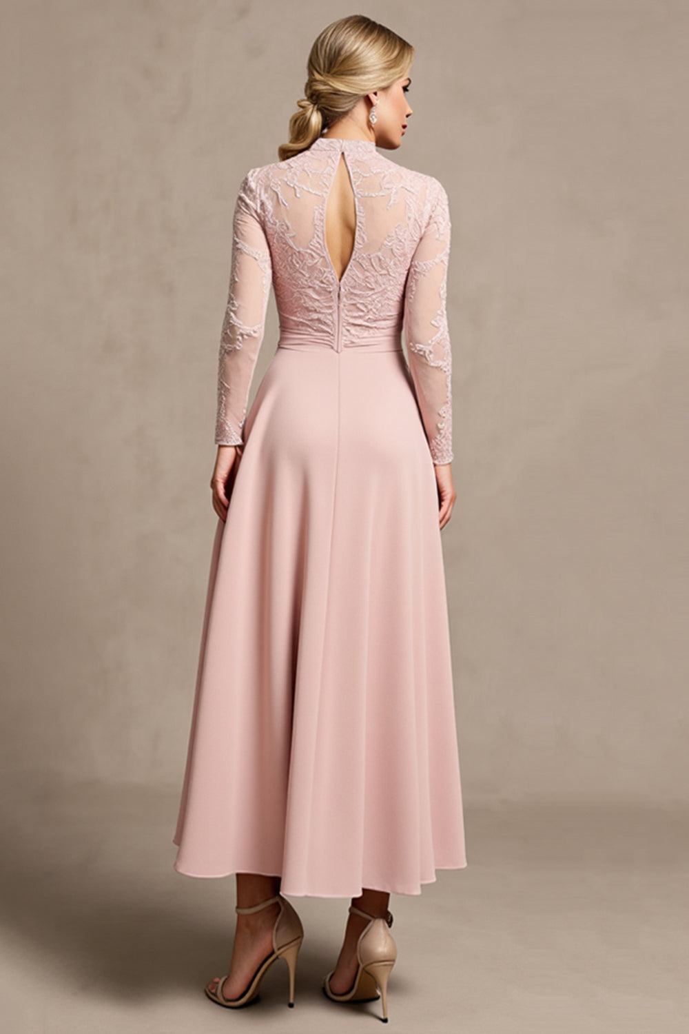 Robe fuchsia à manches longues et col montant avec appliqués pour mère de la mariée
