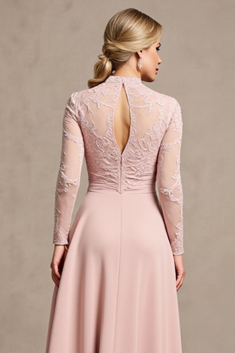 Robe fuchsia à manches longues et col montant avec appliqués pour mère de la mariée