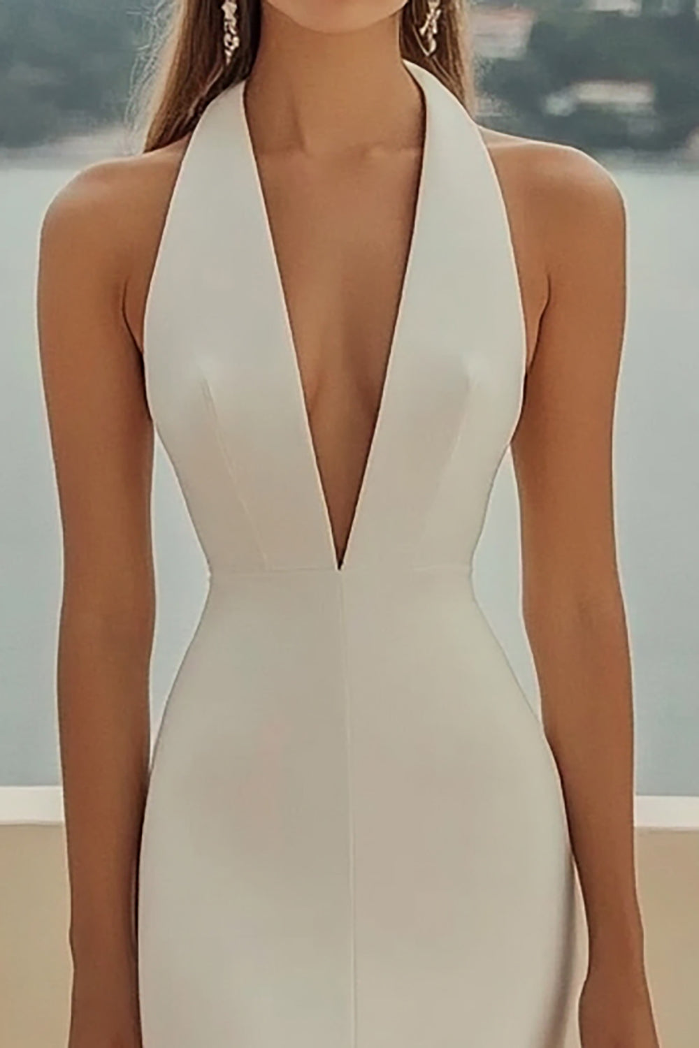 Robe longue de cérémonie fourreau en satin ivoire, décolleté en V profond, avec fente