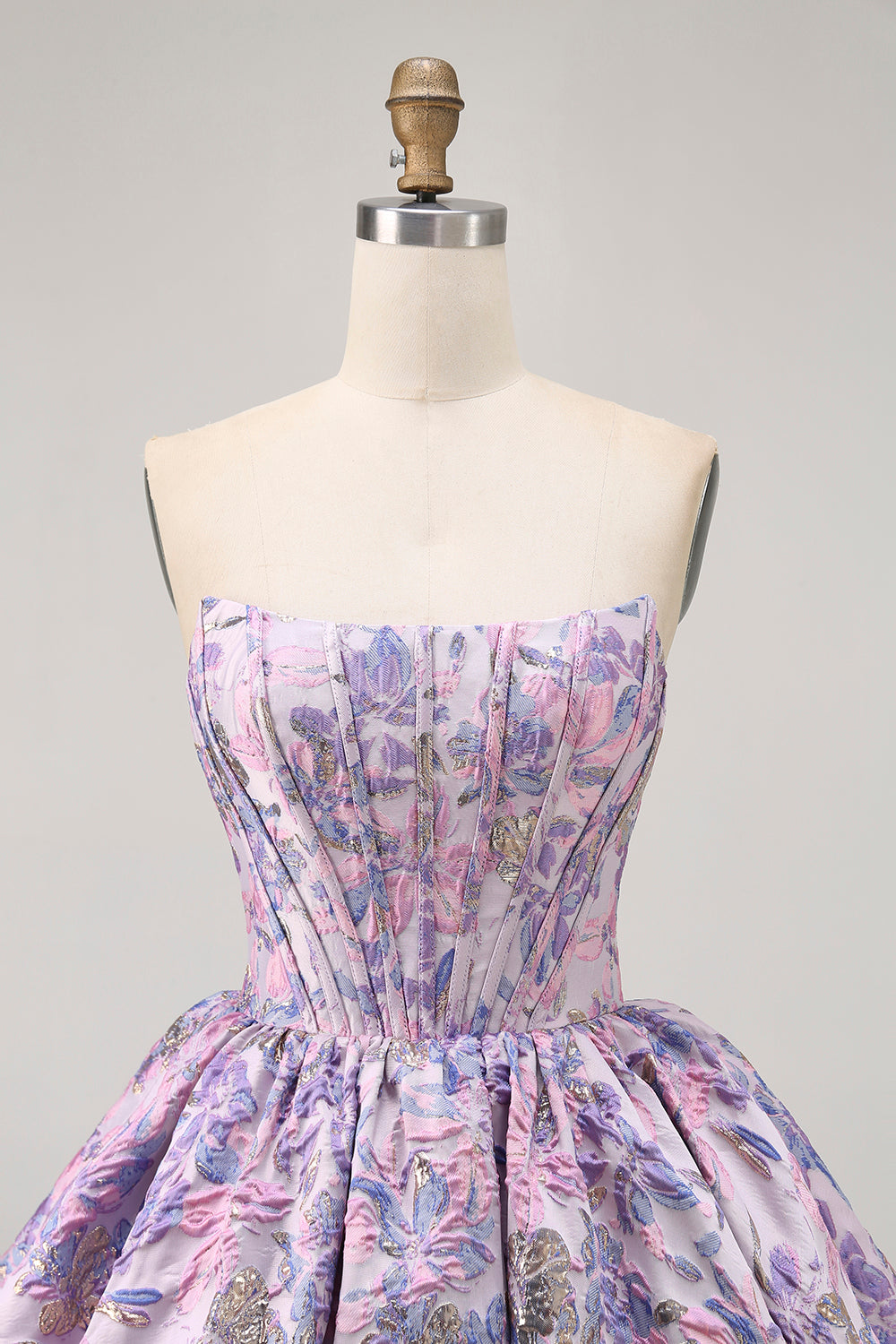 Robe de soirée bustier courte évasée en brocart violet avec ourlet bulle