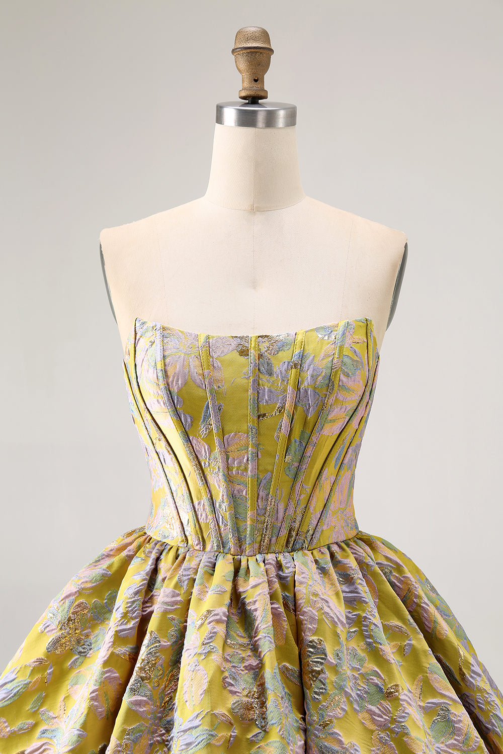 Robe de soirée bustier courte évasée en brocart violet avec ourlet bulle