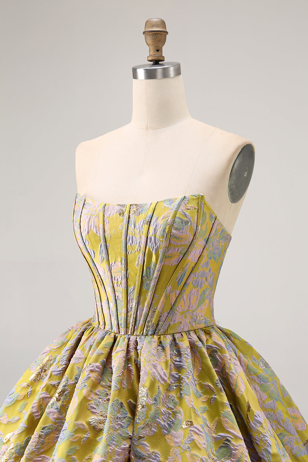 Robe de soirée bustier courte évasée en brocart violet avec ourlet bulle