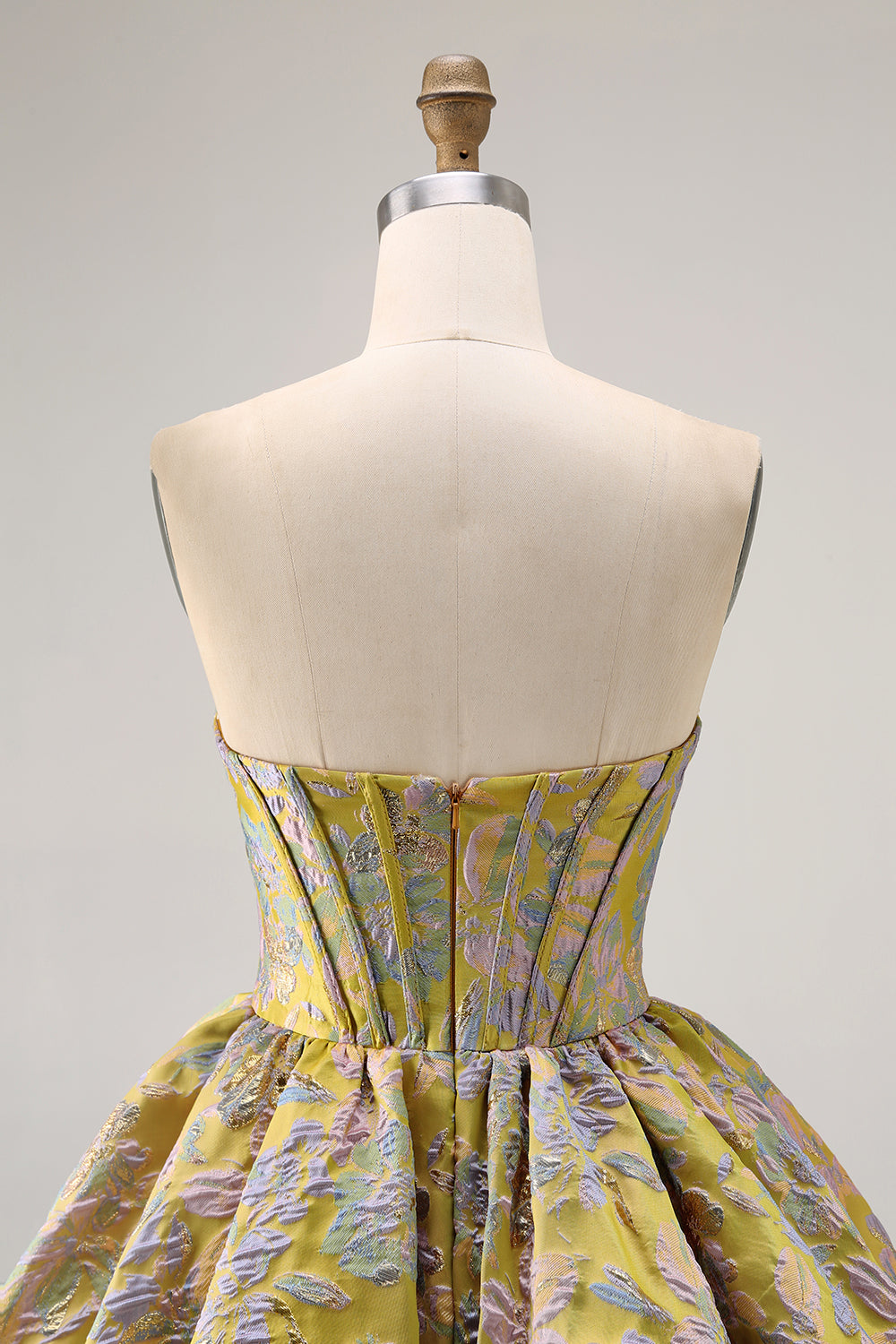 Robe de soirée bustier courte évasée en brocart violet avec ourlet bulle