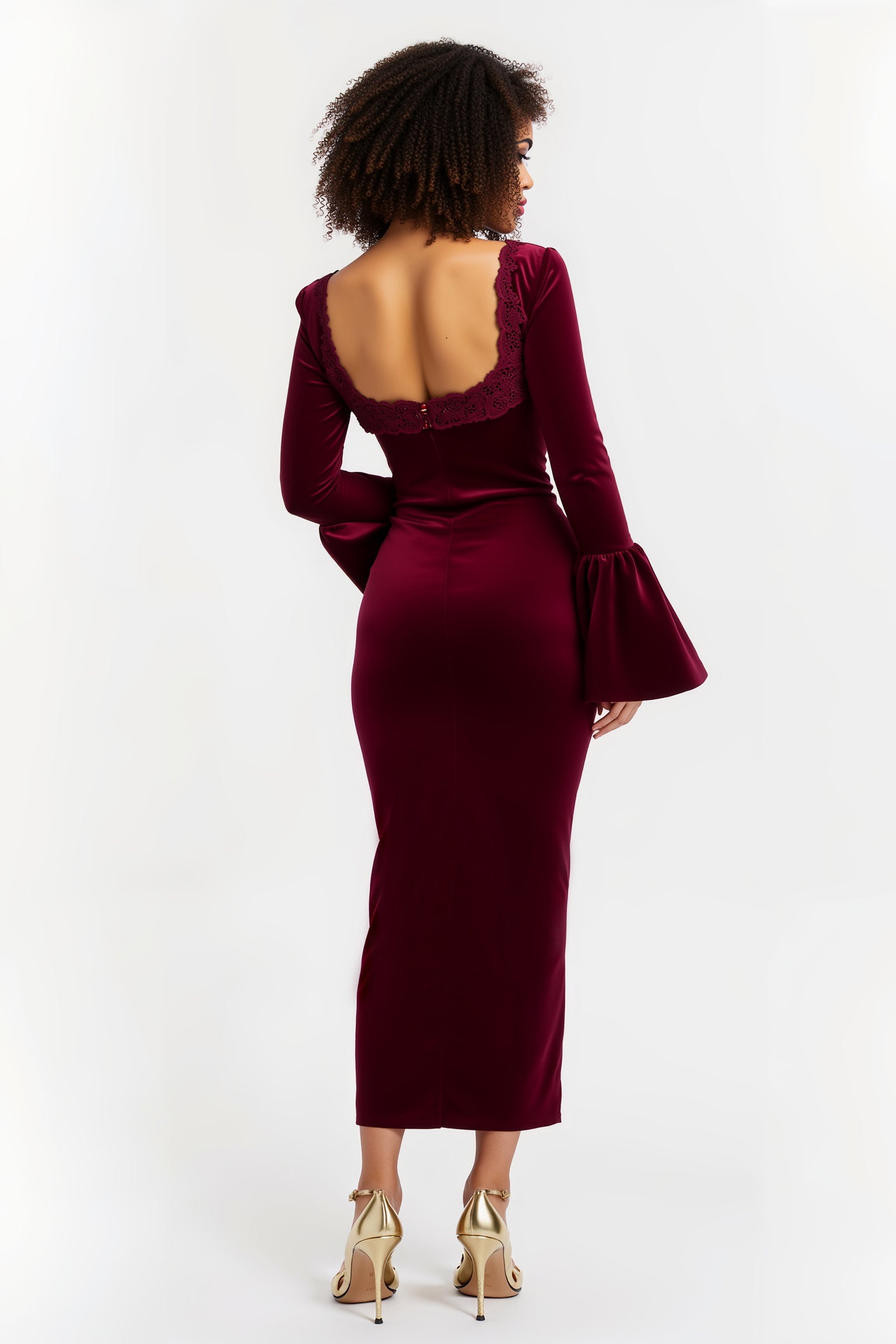 Robe longue fourreau en dentelle bordeaux à col carré pour les fêtes