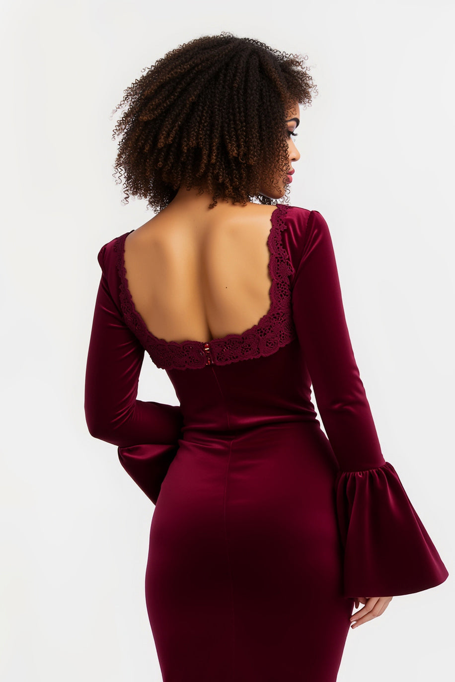Robe longue fourreau en dentelle bordeaux à col carré pour les fêtes