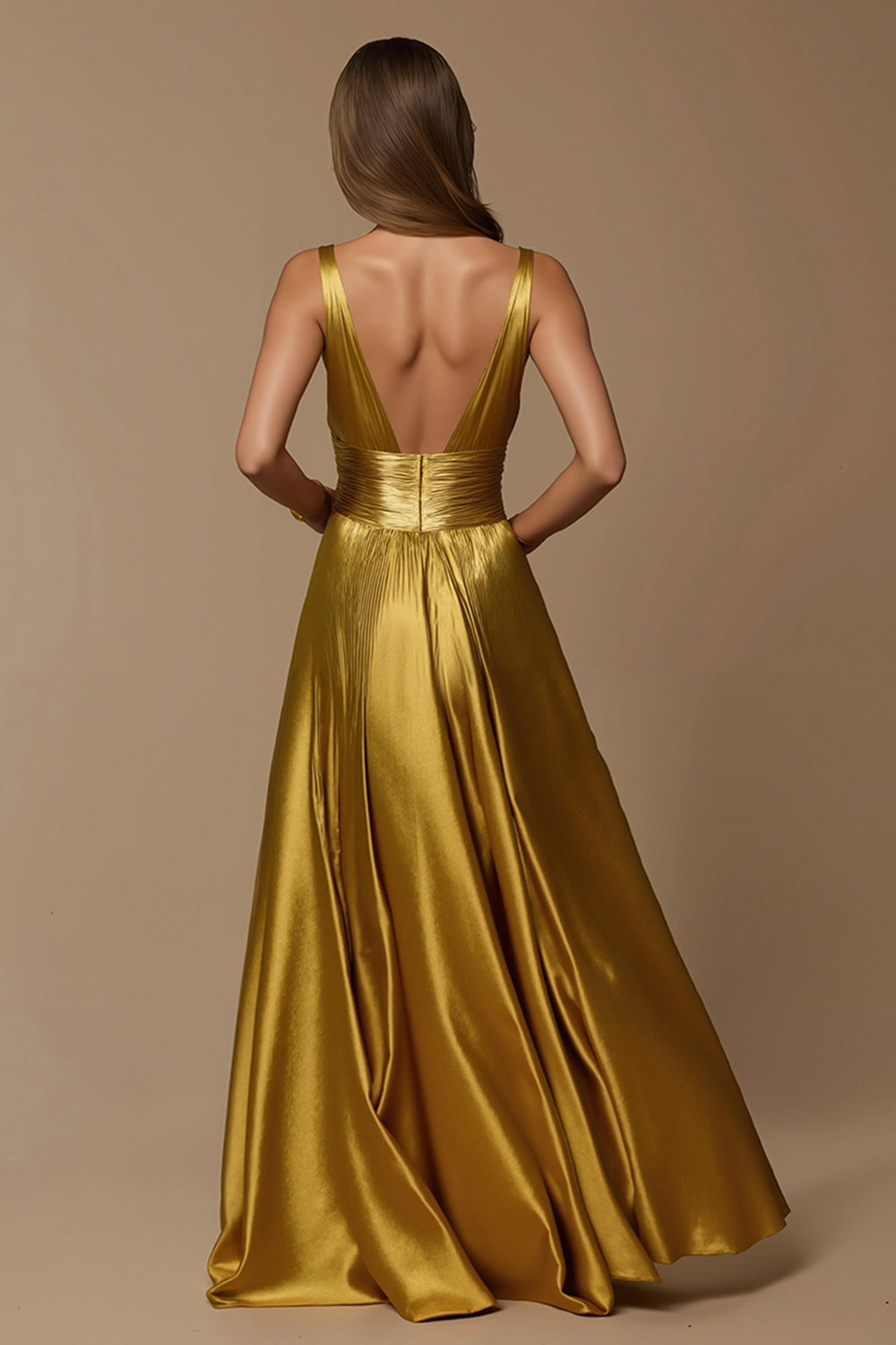 Robe de soirée évasée dorée métallique satinée à décolleté en V profond