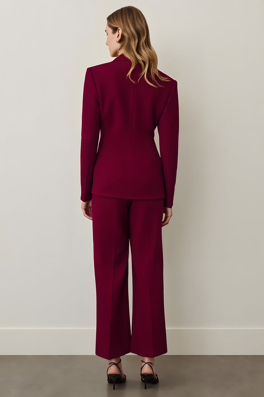 Costume de bal deux pièces bordeaux à revers châle et volants pour femme